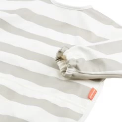 Done By Deer Stripes Lätzchen - Mit Ärmel - Sand 7 Done By Deer Stripes Lätzchen - Mit Ärmel - Sand -Babywelt Verkauf Done By Deer Stripes Slab Met Mouwen Sand 3 9979