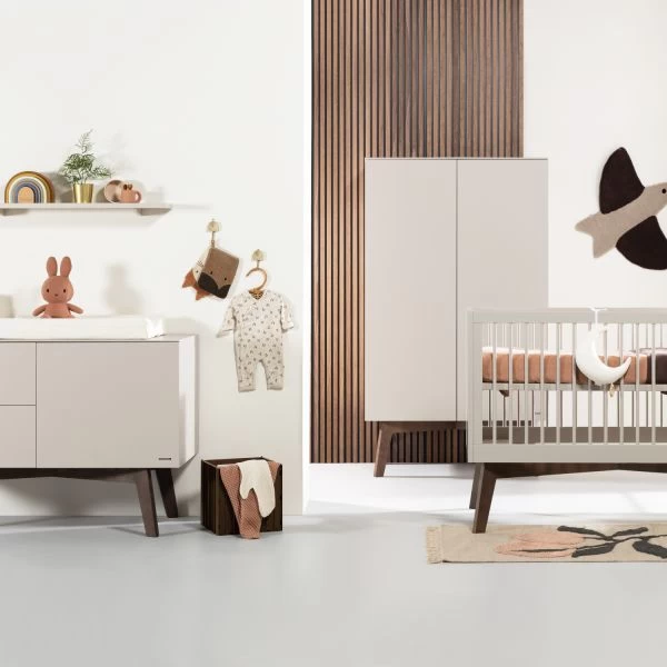 Kidsmill Sixties Babyzimmer Oatmeal / Walnuß | Kommode + Schrank 2-Türig 1 Kidsmill Sixties Babyzimmer Oatmeal / Walnuß | Kommode + Schrank 2-Türig