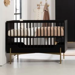 Kidsmill Boutique Babybett Schwarz / Brass 60 X 120 Cm 7 Kidsmill Boutique Babybett Schwarz / Brass 60 X 120 Cm -Babywelt Verkauf boutique sfeer 3 3 fe96