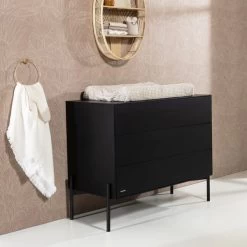 Kidsmill Boutique Kommode Schwarz Matt -Babywelt Verkauf boutique zwarte poot detail commode sfeer 3e24