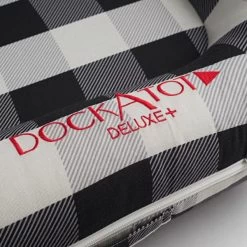 DockATot Deluxe+ Babynestchen Charcoal Buffalo -Babywelt Verkauf dockatot deluxe babynestje charcoal buffalo 2 1 863a