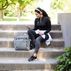 Little Company Riga Strick-Wickelumhängetasche Taupe 9 Little Company Riga Strick-Wickelumhängetasche Taupe -Babywelt Verkauf little company riga knit luierrugtas taupe 4 cb82