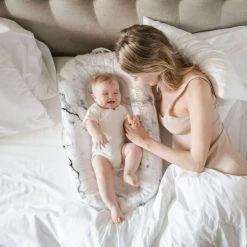 DockATot Deluxe Babynestchen Carrara Marble -Babywelt Verkauf sleepyhead deluxe babynestje carrara marble b1e4