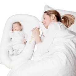 DockATot Deluxe Babynestchen Pristine White 8 DockATot Deluxe Babynestchen Pristine White -Babywelt Verkauf sleepyhead deluxe babynestje pristine white sfeer 3305